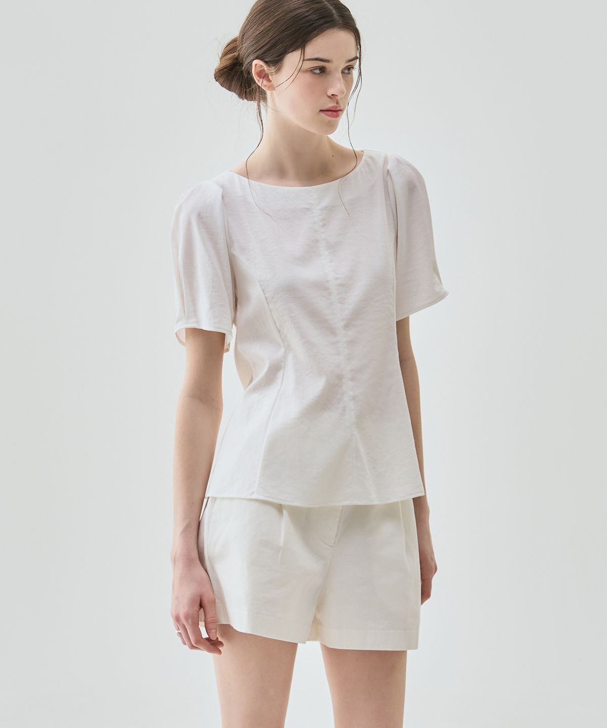 드로우핏 우먼(DRAWFIT WOMEN) [드로우핏우먼 X 꾸니] 캄파눌라 퍼프 슬리브 블라우스 [IVORY]