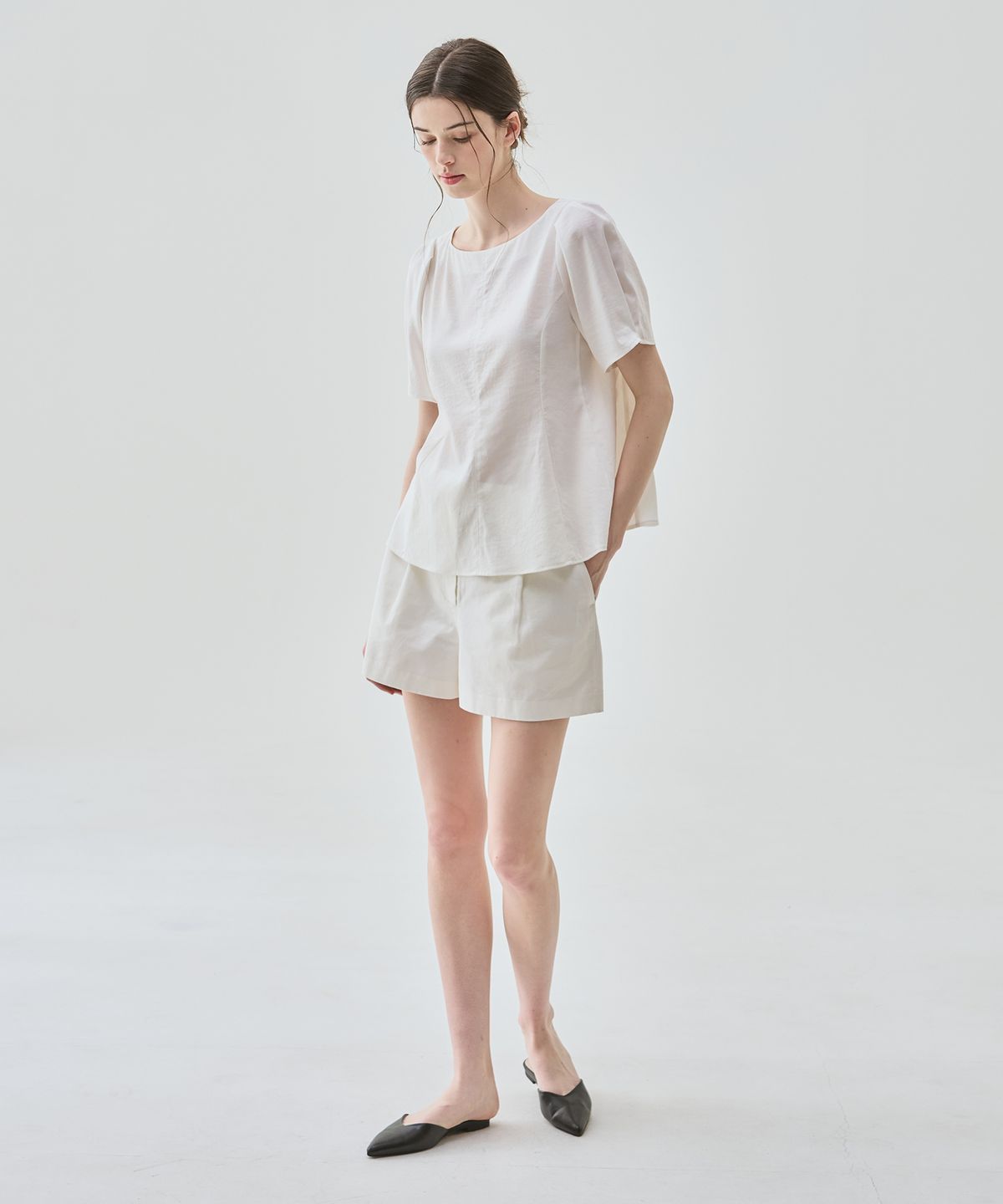 드로우핏 우먼(DRAWFIT WOMEN) [드로우핏우먼 X 꾸니] 캄파눌라 퍼프 슬리브 블라우스 [IVORY]