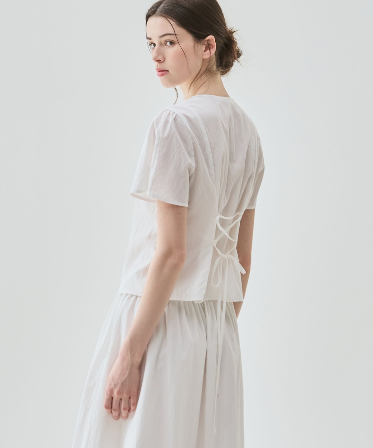 드로우핏 우먼(DRAWFIT WOMEN) 백 레이스업 퍼프 슬리브 반팔 블라우스 [IVORY]