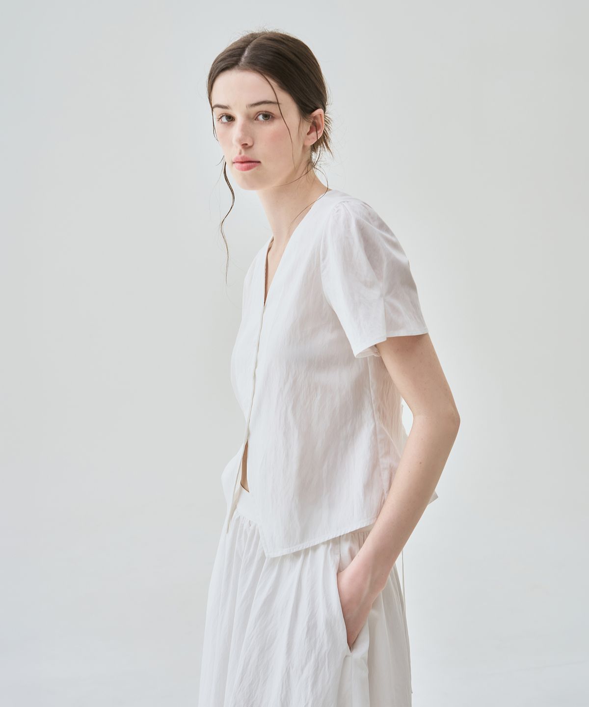 드로우핏 우먼(DRAWFIT WOMEN) 백 레이스업 퍼프 슬리브 반팔 블라우스 [IVORY]