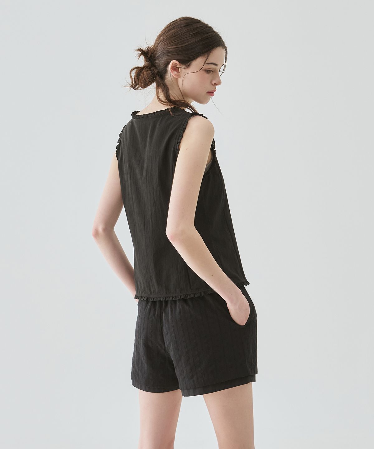 드로우핏 우먼(DRAWFIT WOMEN) 스쿱넥 프릴 슬리브리스 블라우스 [BLACK]