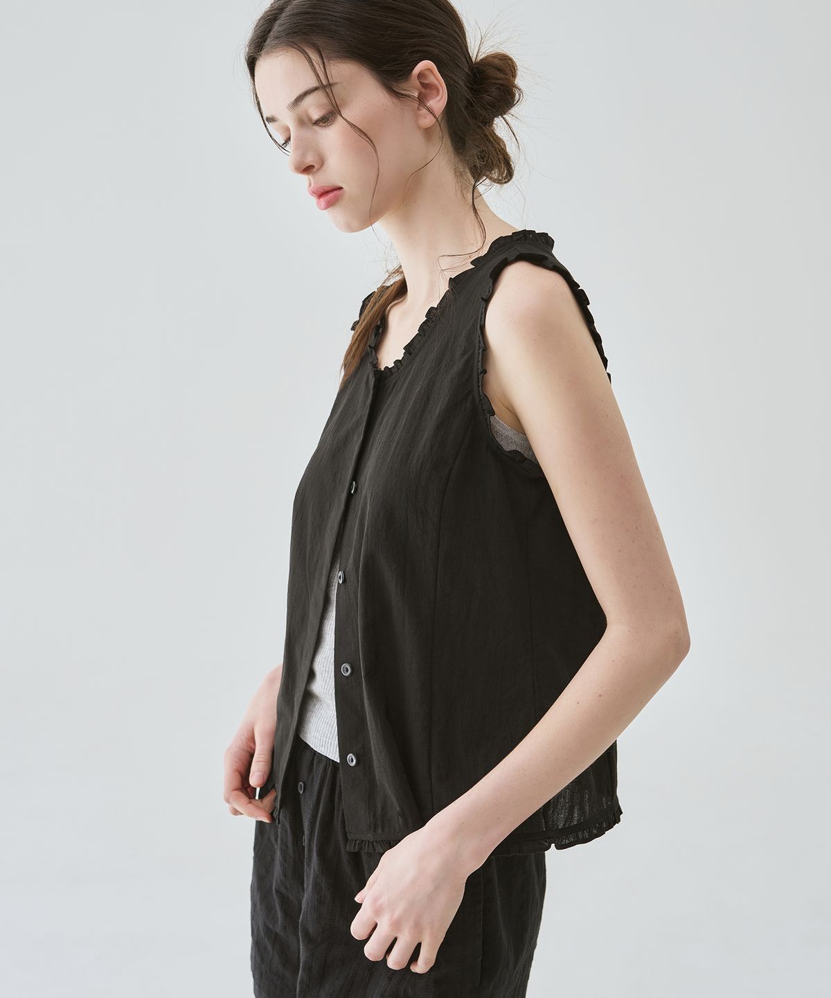 드로우핏 우먼(DRAWFIT WOMEN) 스쿱넥 프릴 슬리브리스 블라우스 [BLACK]