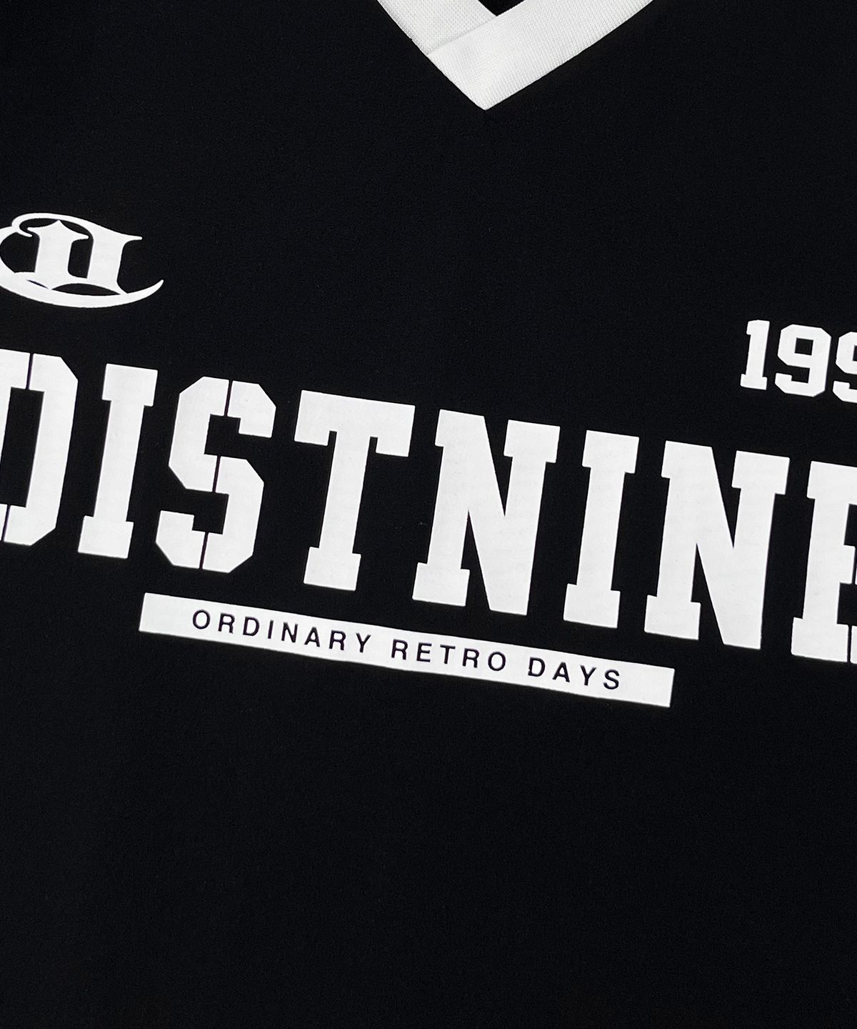 디스트나인(DISTN9NE) 스포티 배색 브이넥 반팔티 LQ2TU268_BLACK