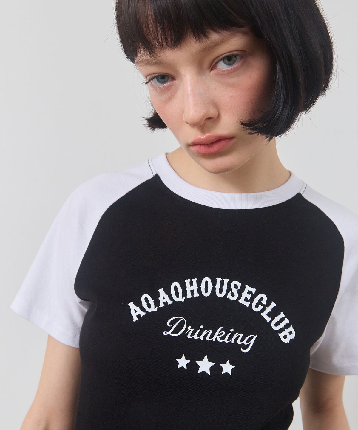 에이큐 에이큐 하우스 클럽(AQAQ HOUSE CLUB) 컬러 믹스 하우스 래글런 티셔츠  [블랙]