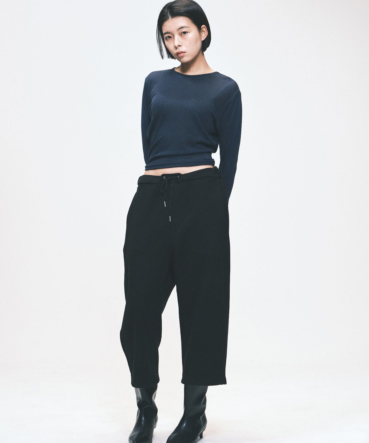 요로코비(YOROKOBY) 펜슬핏 스웻 카프리 팬츠 블랙