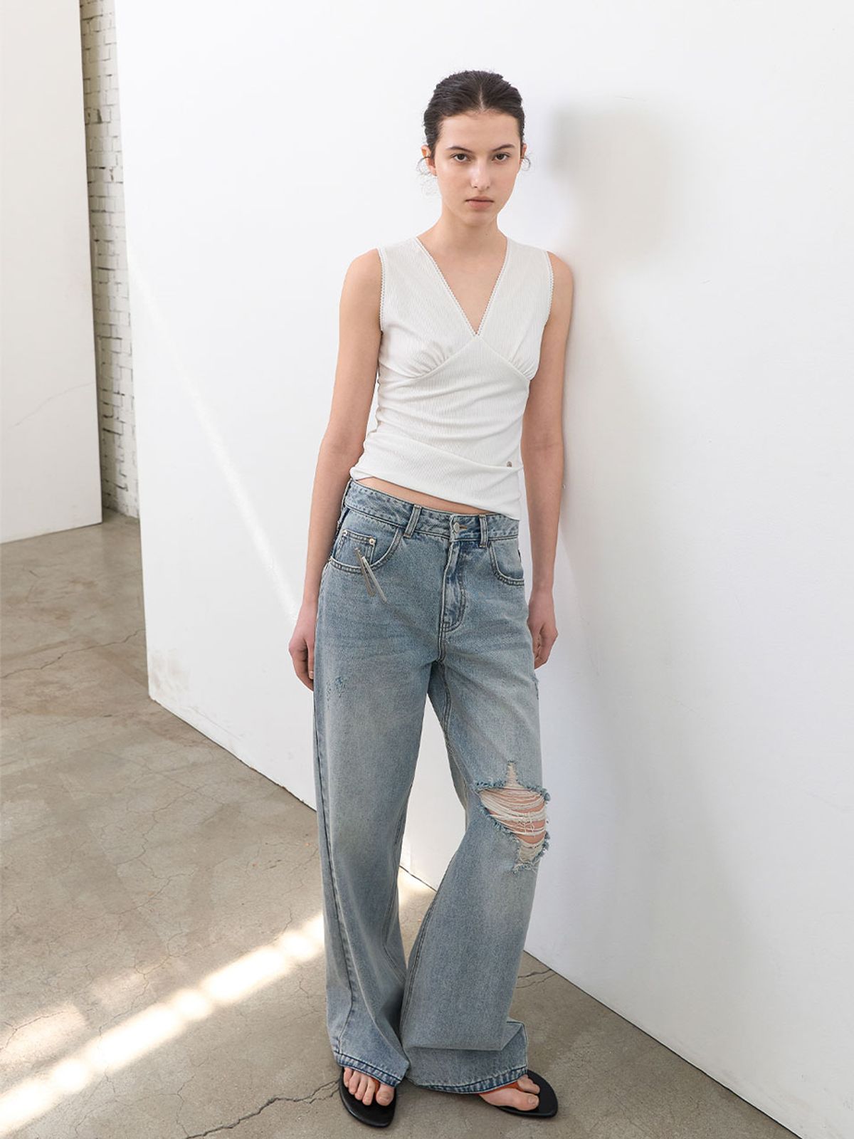 아틀리에 나인(ATELIER NAIN) V-NECK LACE SLIM SLEEVELESS TOP (T-7212)
