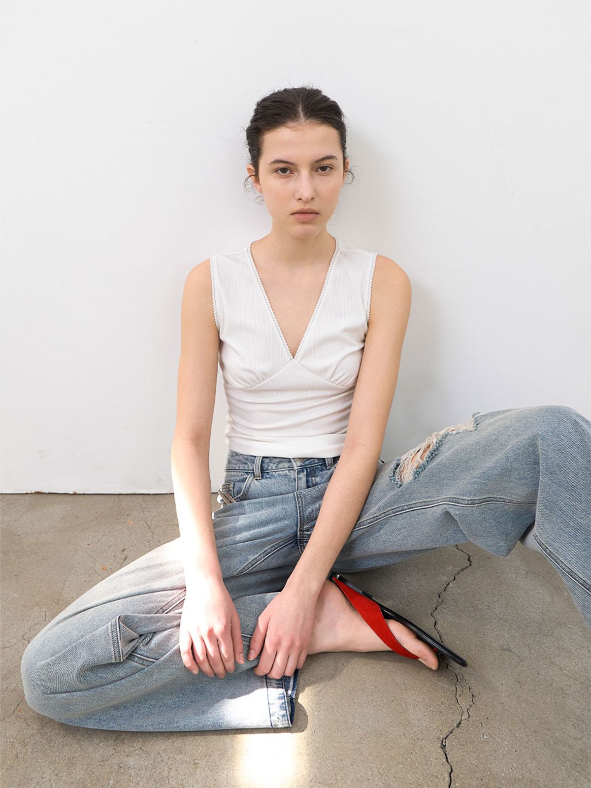 아틀리에 나인(ATELIER NAIN) V-NECK LACE SLIM SLEEVELESS TOP (T-7212)