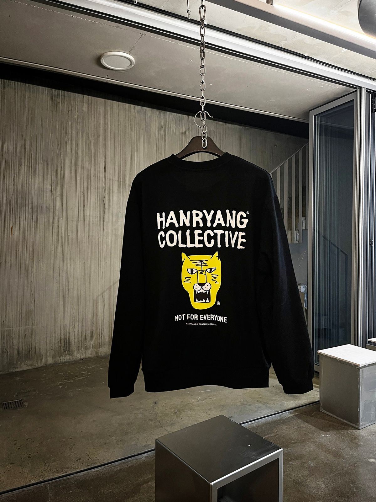 한량 컬렉티브(HANRYANG COLLECTIVE) HR HORAENG CREW SWEAT BLACK