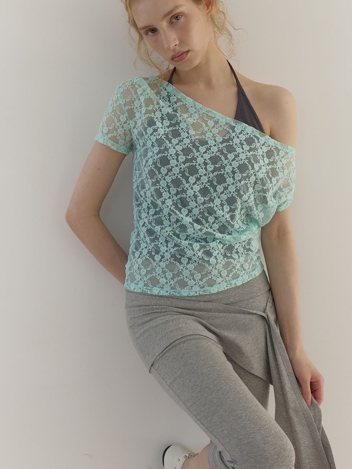 아수라(ASURA) CURVE HALTER SLEEVELESS (CHARCOAL)