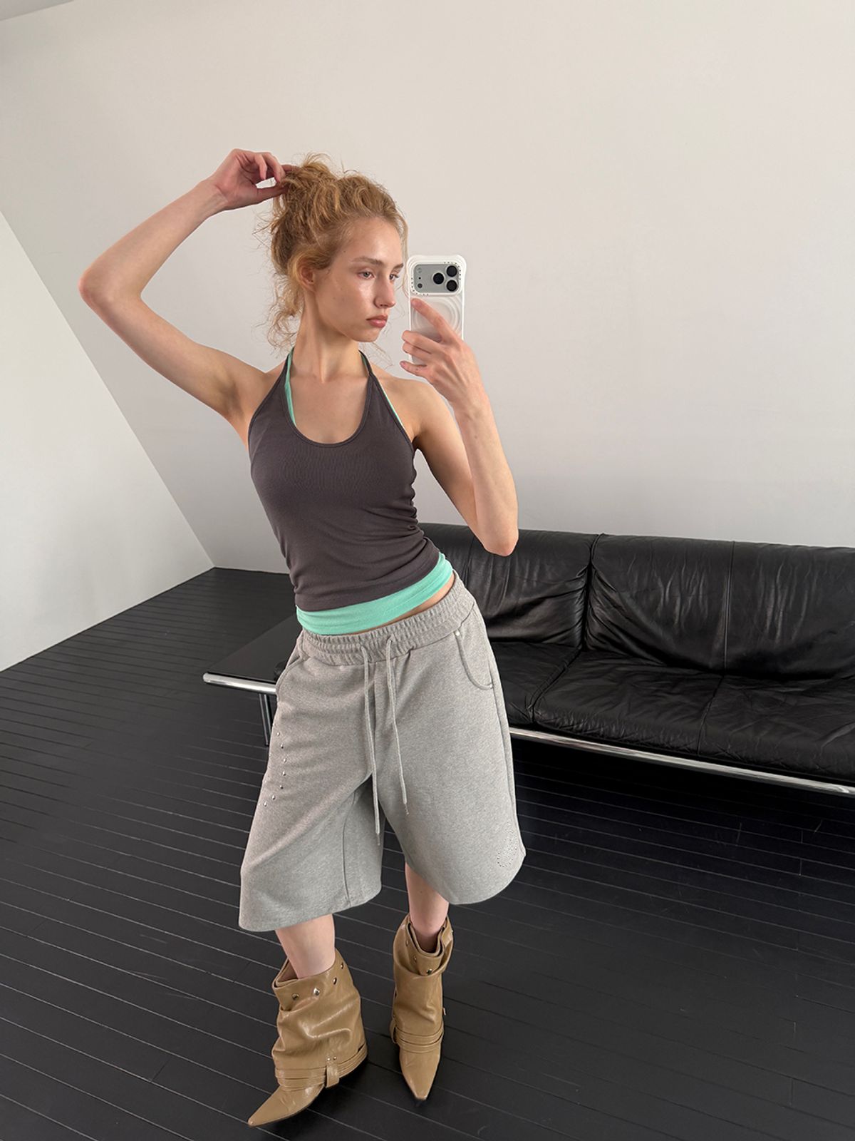 아수라(ASURA) CURVE HALTER SLEEVELESS (CHARCOAL)