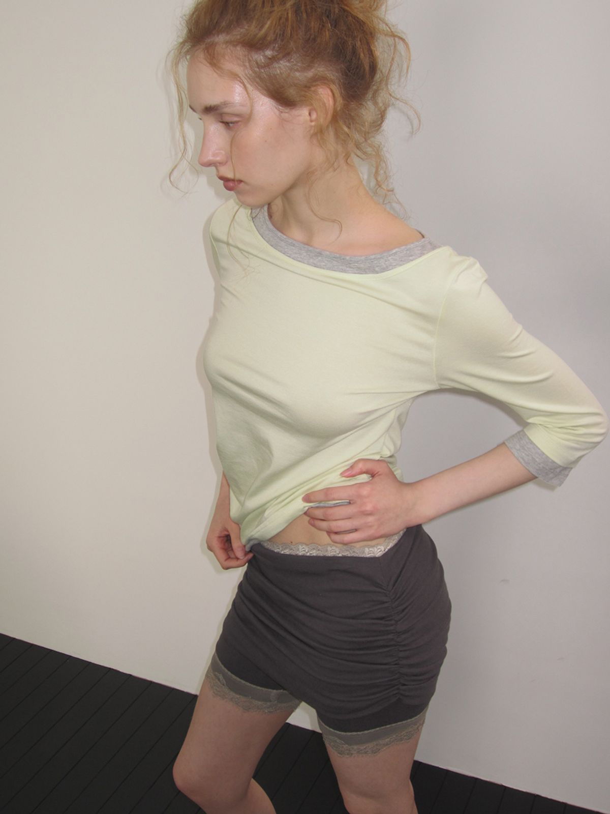 아수라(ASURA) LACE SHIRRING LAYER SHORTS (CHARCOAL)