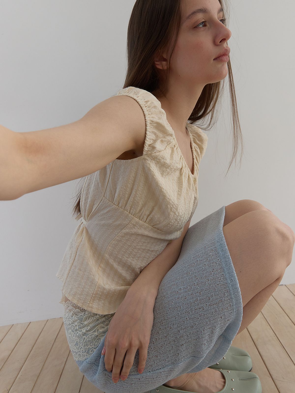 아수라(ASURA) LINE OFF-SHOULDER BLOUSE (BEIGE)