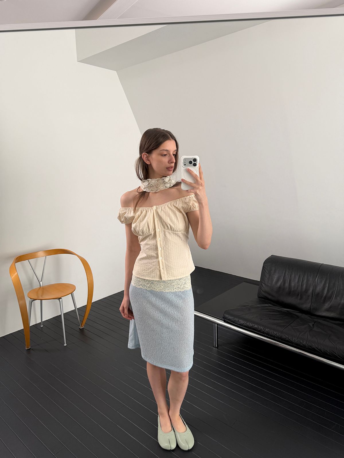 아수라(ASURA) LINE OFF-SHOULDER BLOUSE (BEIGE)