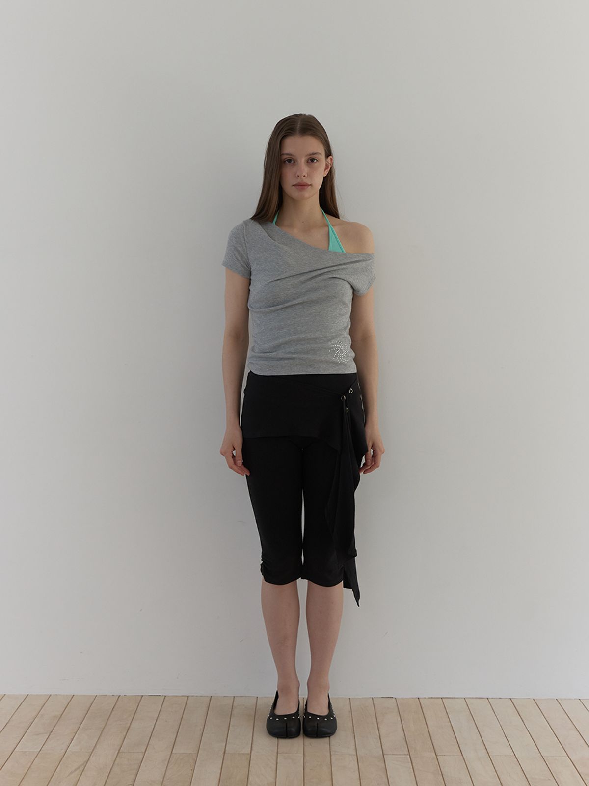 아수라(ASURA) STUDDED ONE-SHOULDER T (MELANGE GREY)