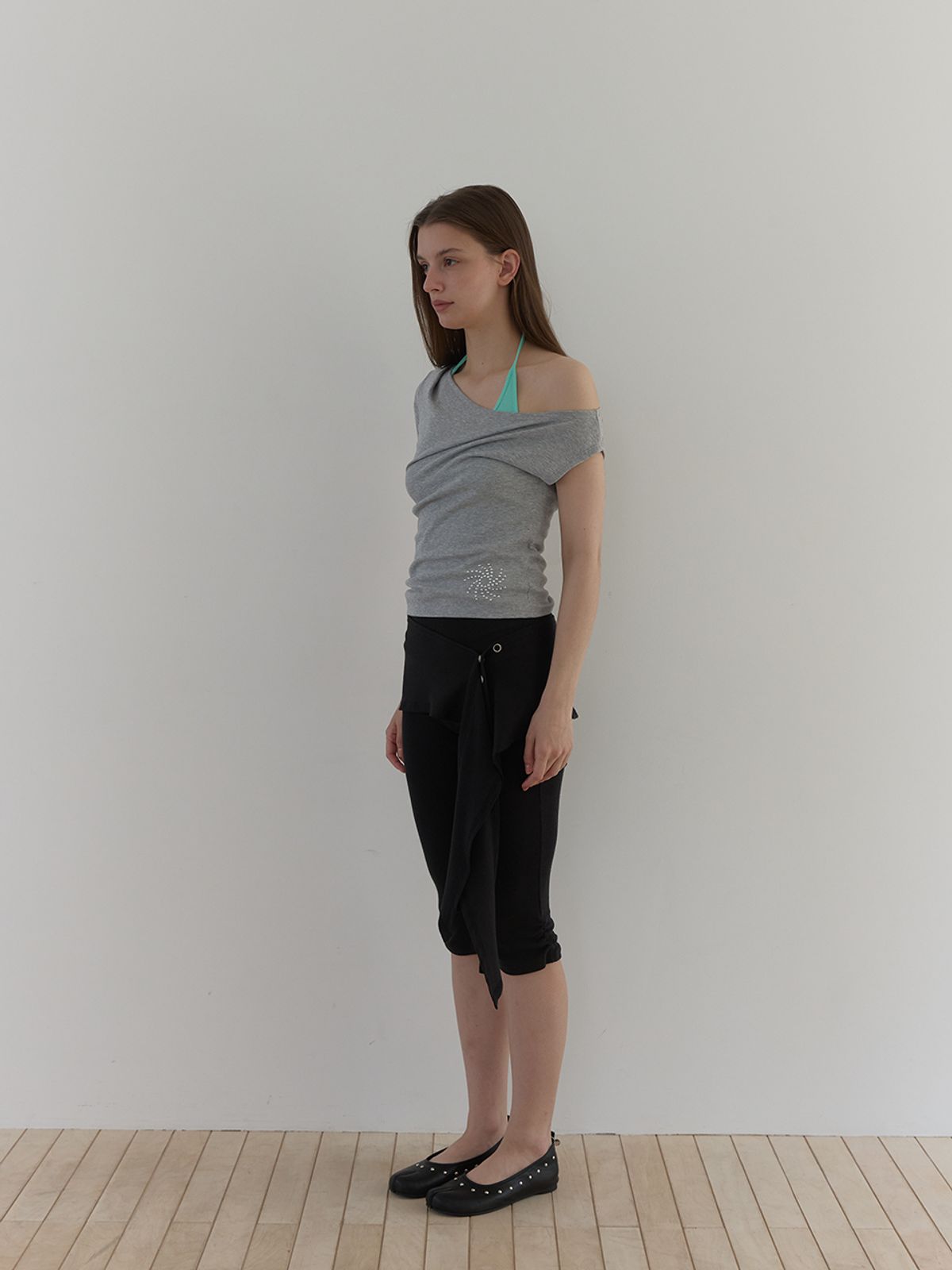 아수라(ASURA) STUDDED ONE-SHOULDER T (MELANGE GREY)