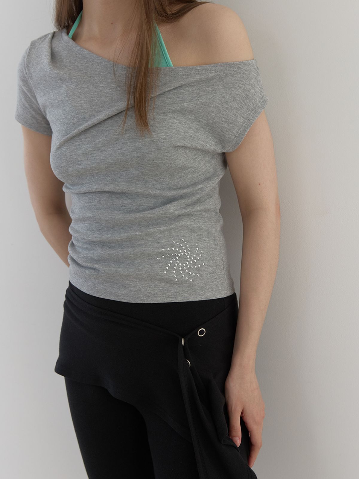 아수라(ASURA) STUDDED ONE-SHOULDER T (MELANGE GREY)