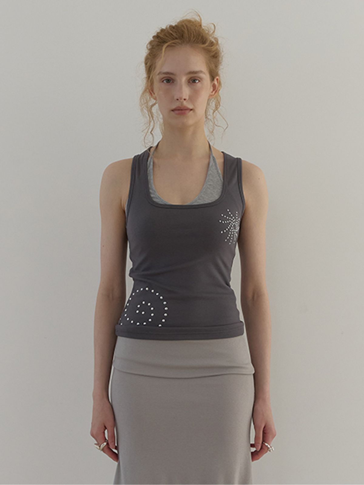 아수라(ASURA) SUNRISE STUD SLEEVELESS (CHARCOAL)