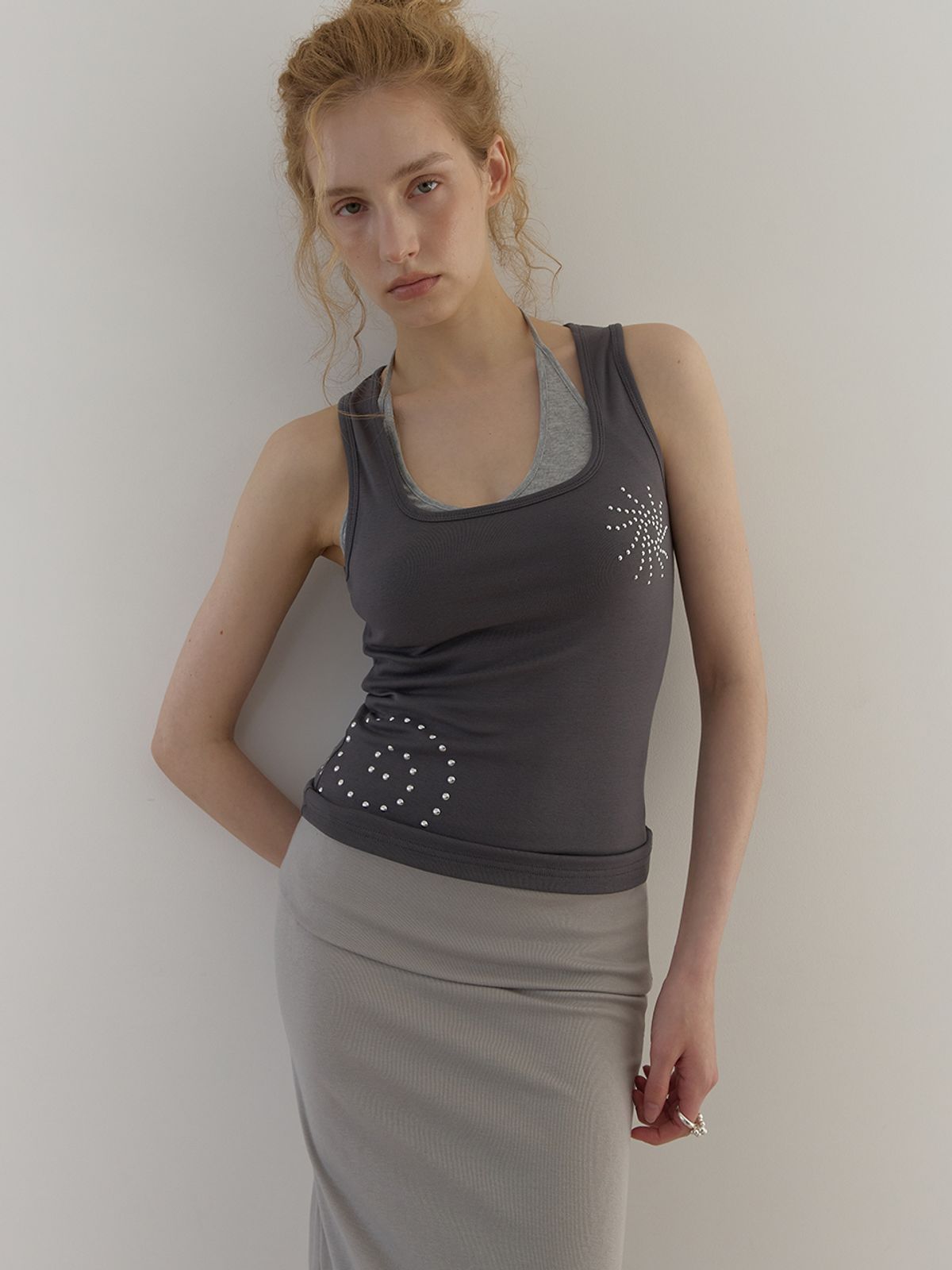 아수라(ASURA) SUNRISE STUD SLEEVELESS (CHARCOAL)