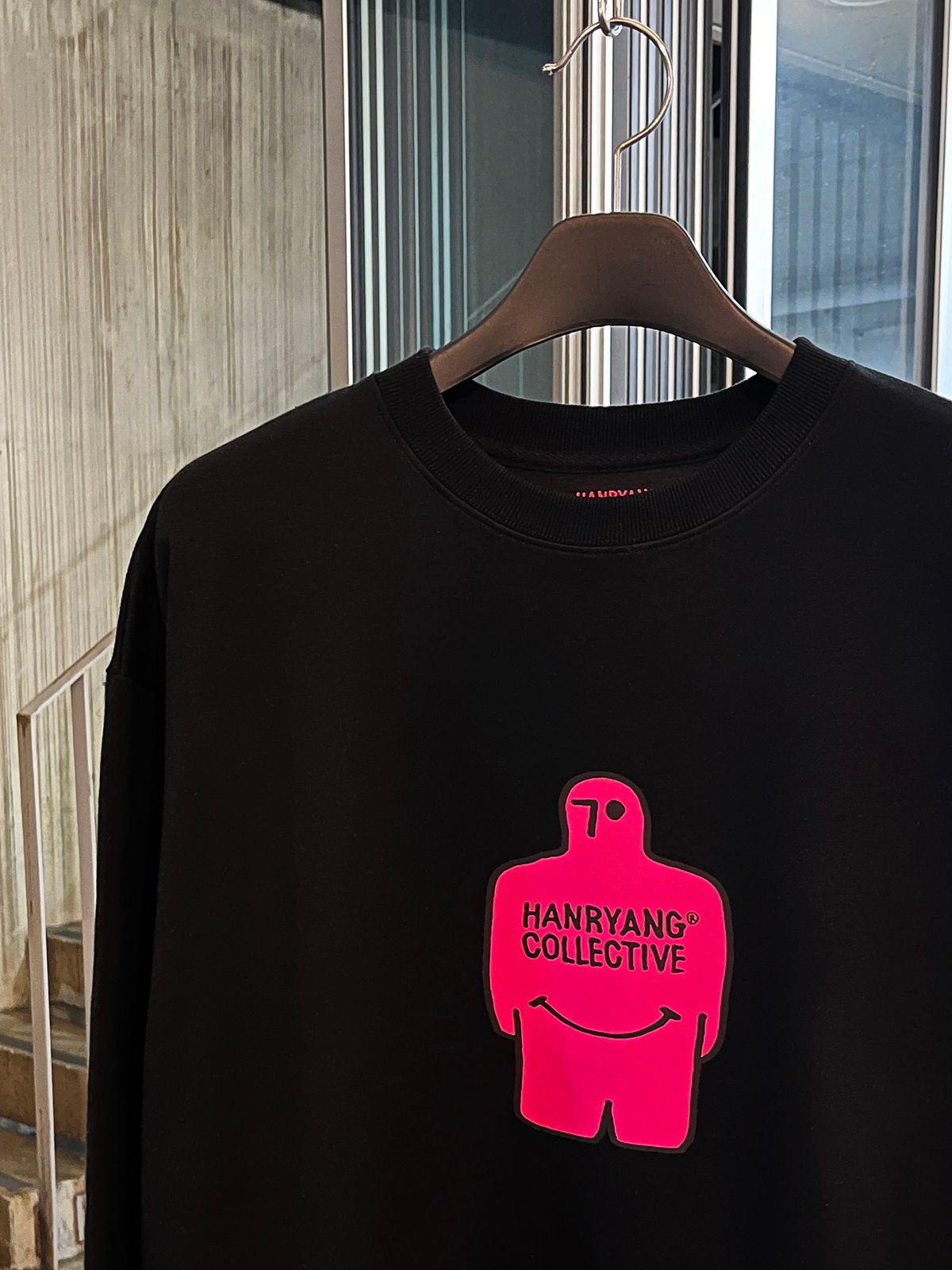 한량 컬렉티브(HANRYANG COLLECTIVE) HR L SYMBOL_P CREW SWEAT BLACK