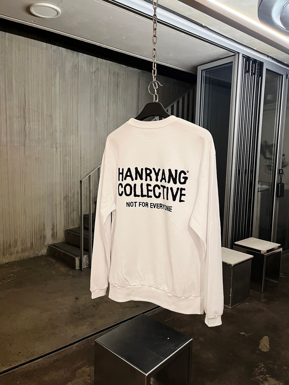 한량 컬렉티브(HANRYANG COLLECTIVE) HR S-LINE LOGO CREW SWEAT WHITE