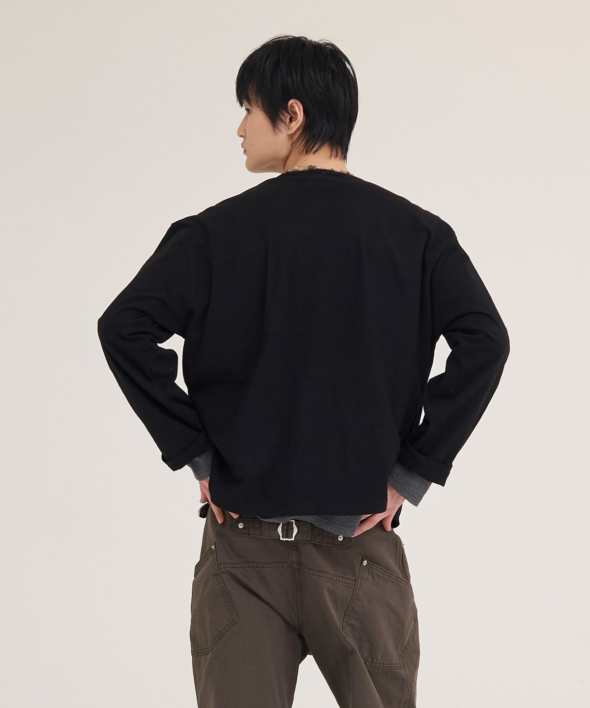 아케시(AKECII) 컨트라 레이어드 헨리넥 롱슬리브_블랙 앤 차콜