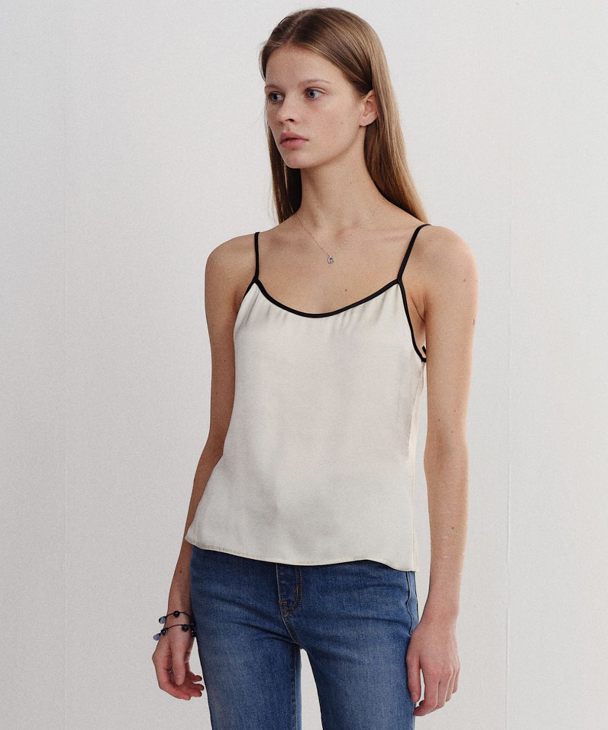 파로(FAHRO) SATIN SLEEVELESS TOP CREAM