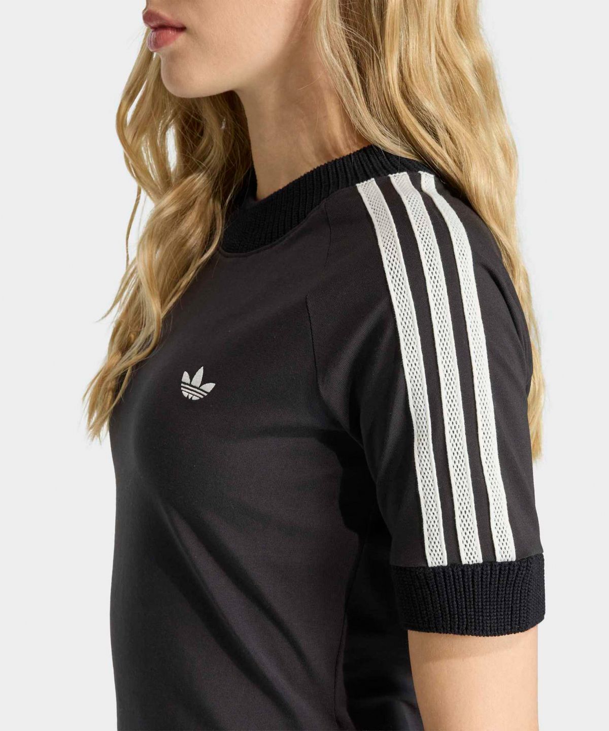아디다스(ADIDAS) 칼리 니트 크로셰 디테일 티셔츠 - 블랙 / KD5445
