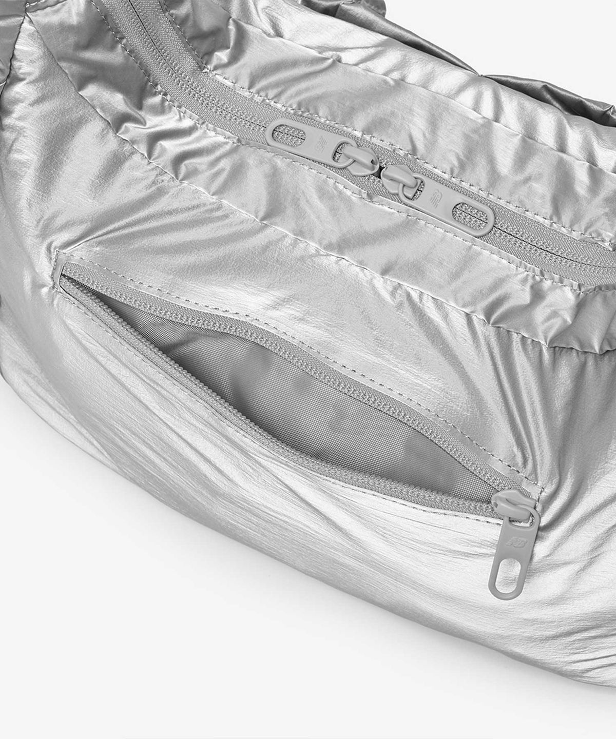 뉴발란스(NEW BALANCE) NBGCGCA033 / 글로시 리본 호보백 (SILVER)