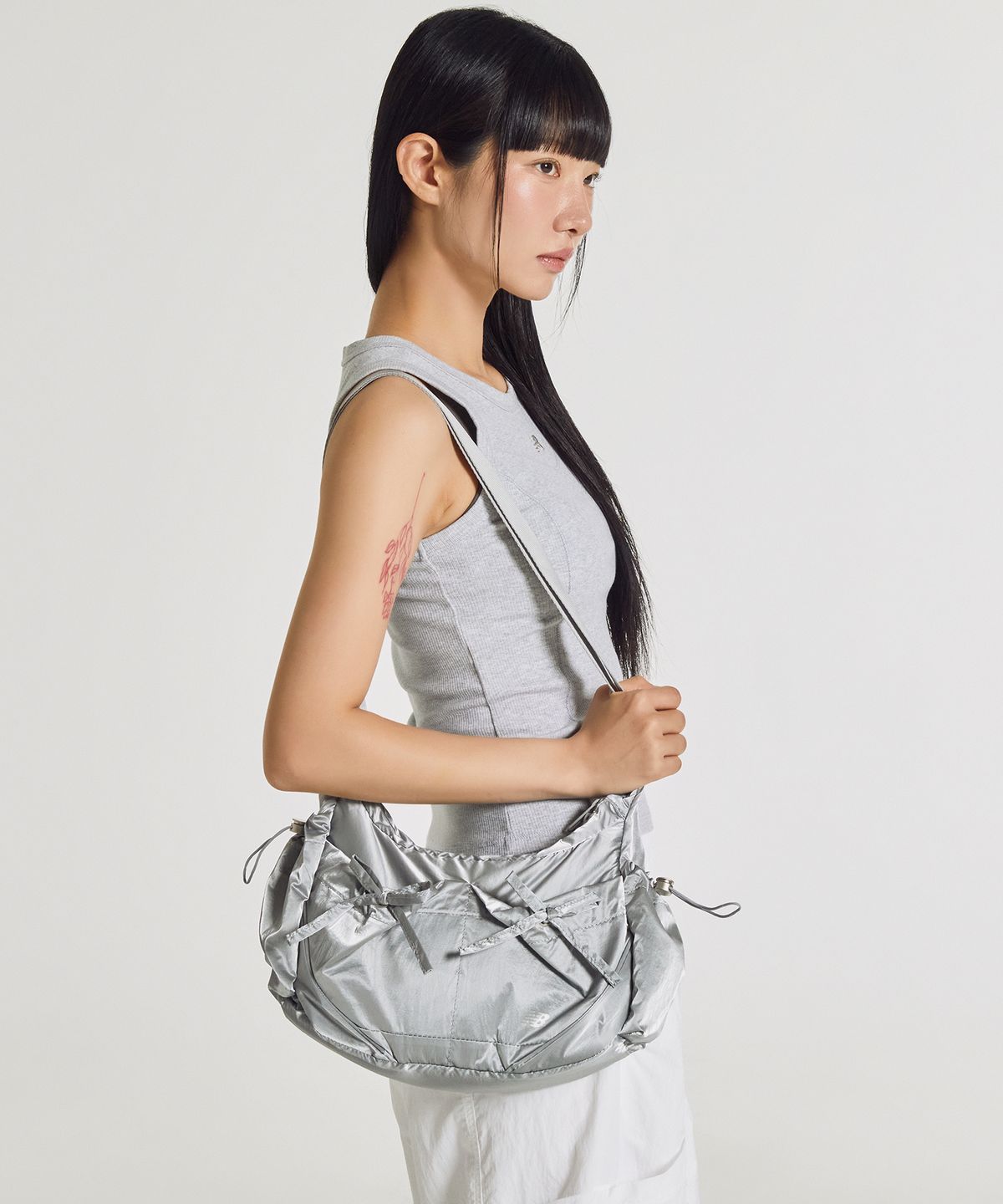 뉴발란스(NEW BALANCE) NBGCGCA033 / 글로시 리본 호보백 (SILVER)