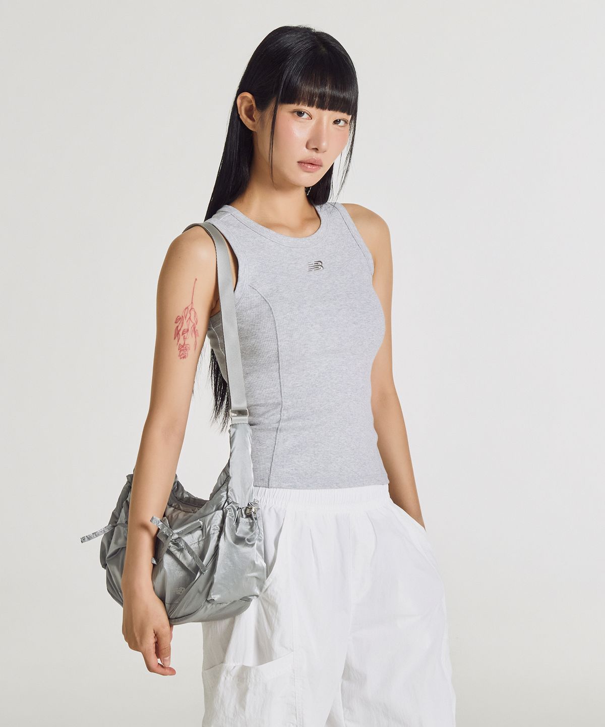 뉴발란스(NEW BALANCE) NBGCGCA033 / 글로시 리본 호보백 (SILVER)