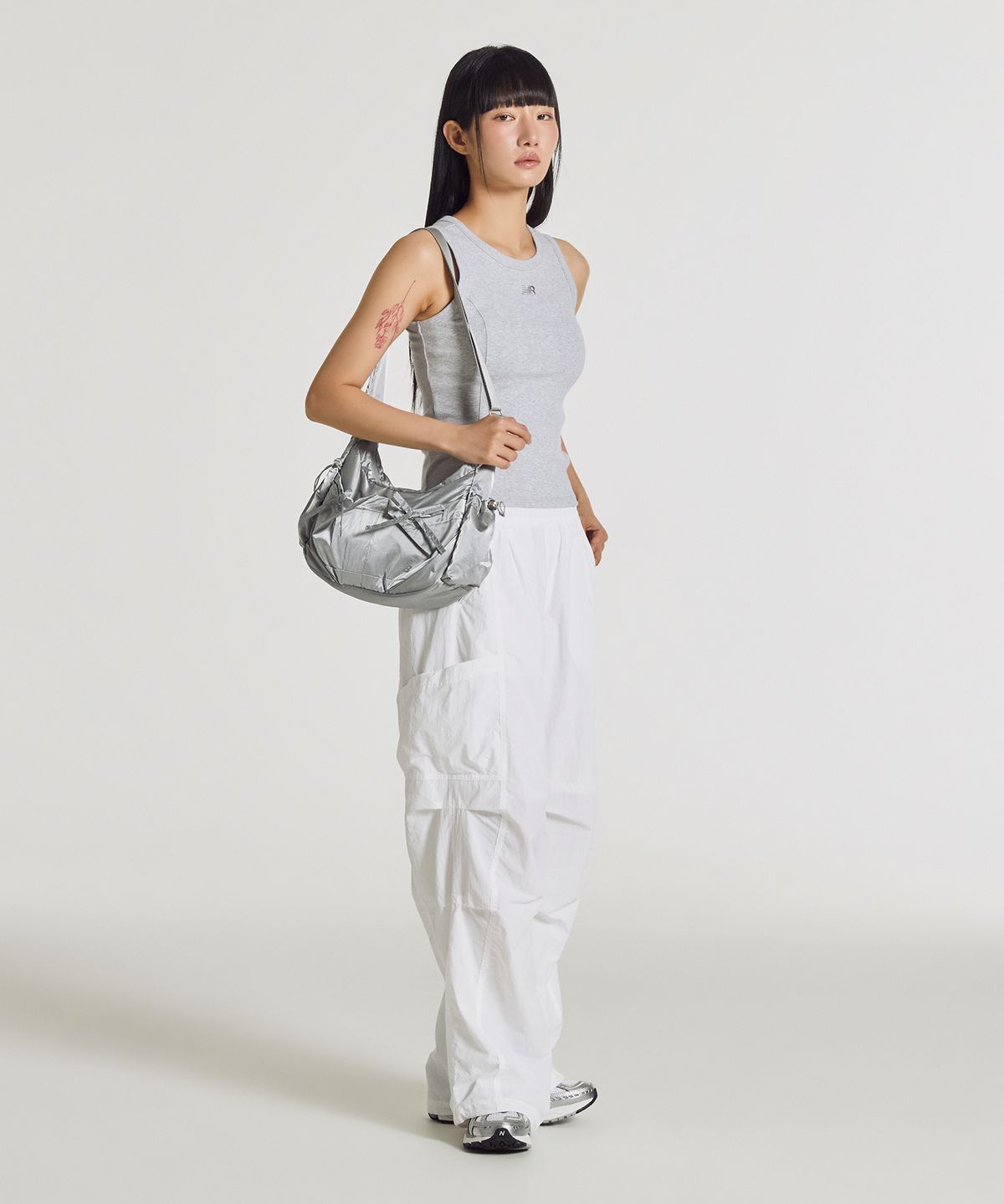 뉴발란스(NEW BALANCE) NBGCGCA033 / 글로시 리본 호보백 (SILVER)