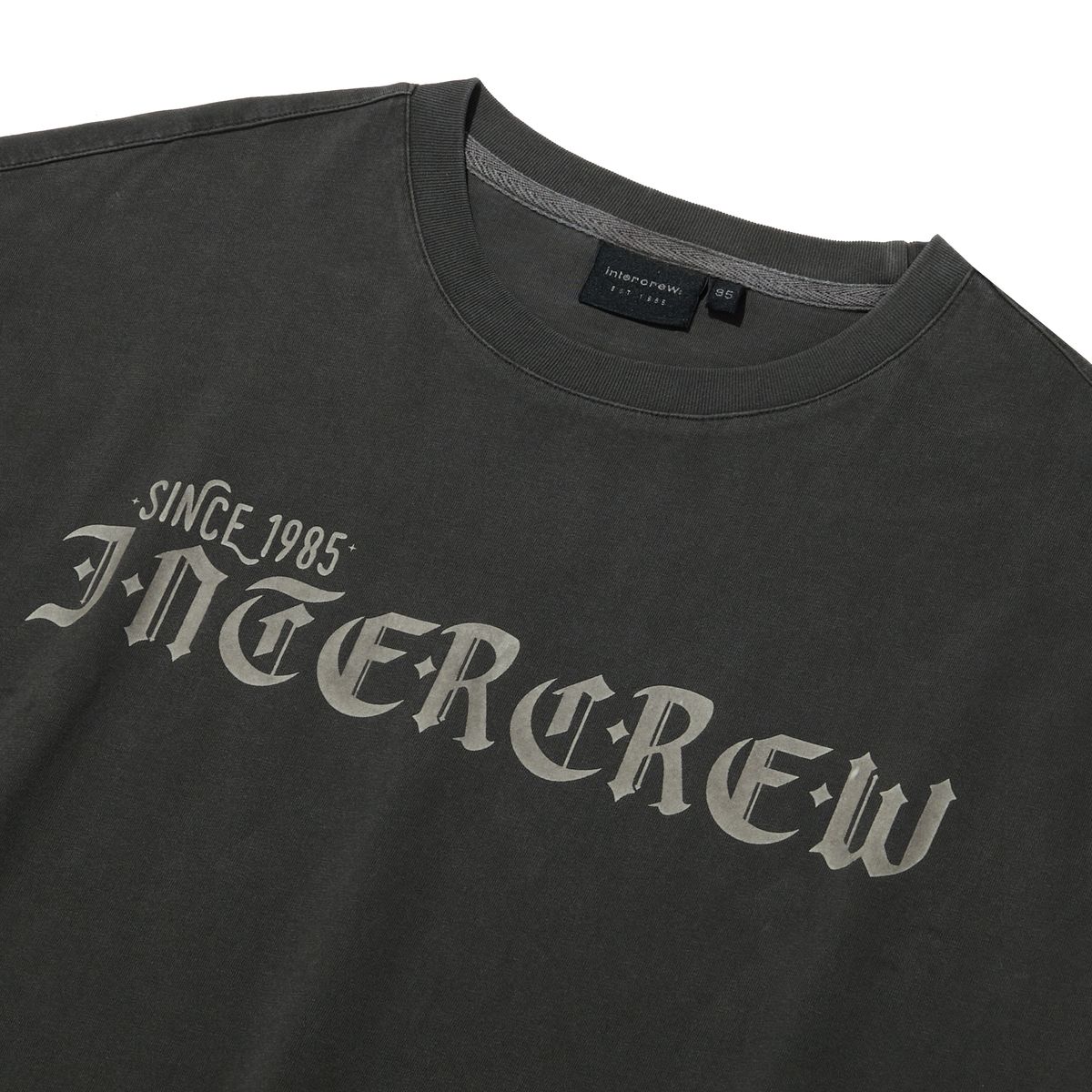 인터크루(INTERCREW) 고딕체 피그먼트 반팔 티셔츠 차콜 ITA2TR34ACC