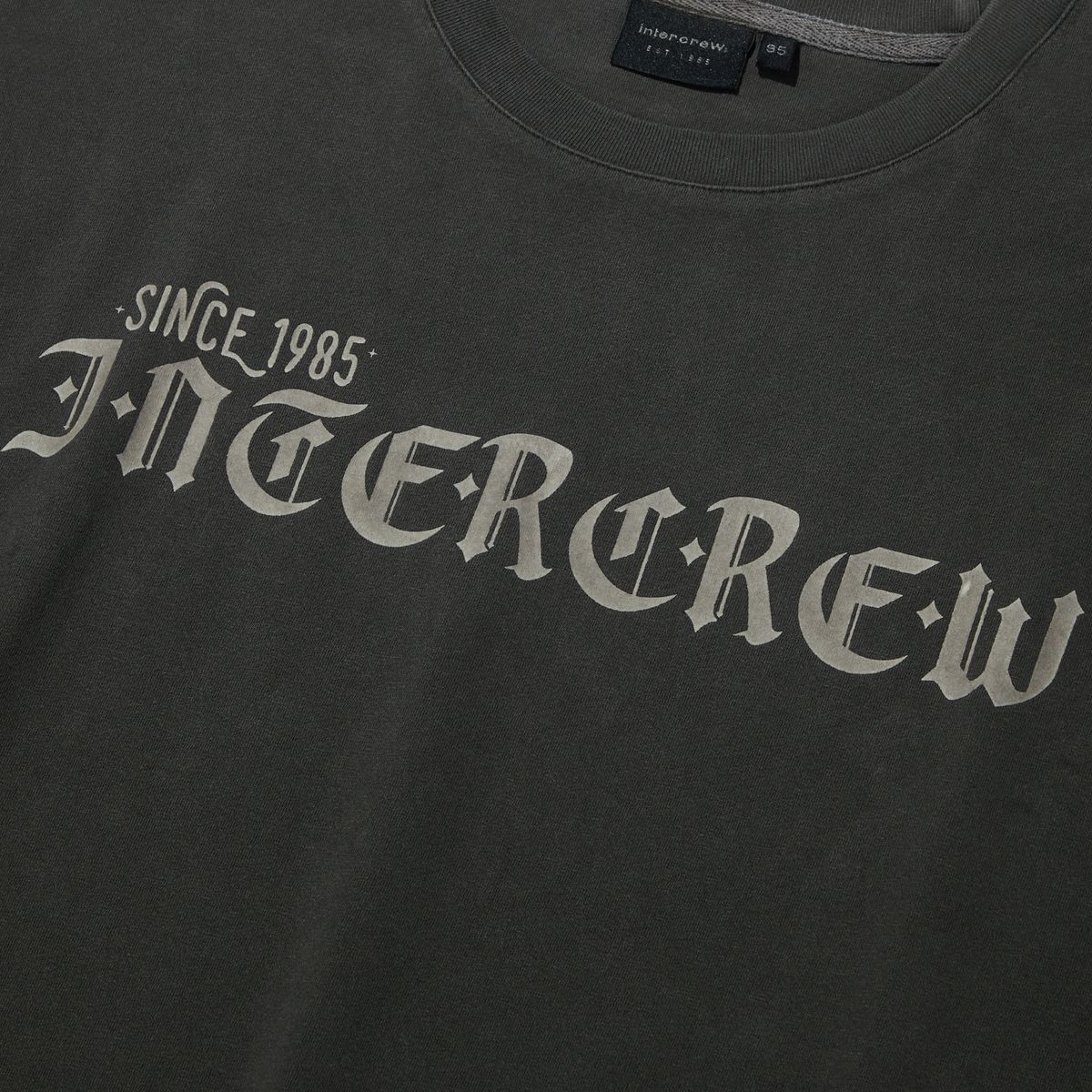 인터크루(INTERCREW) 고딕체 피그먼트 반팔 티셔츠 차콜 ITA2TR34ACC