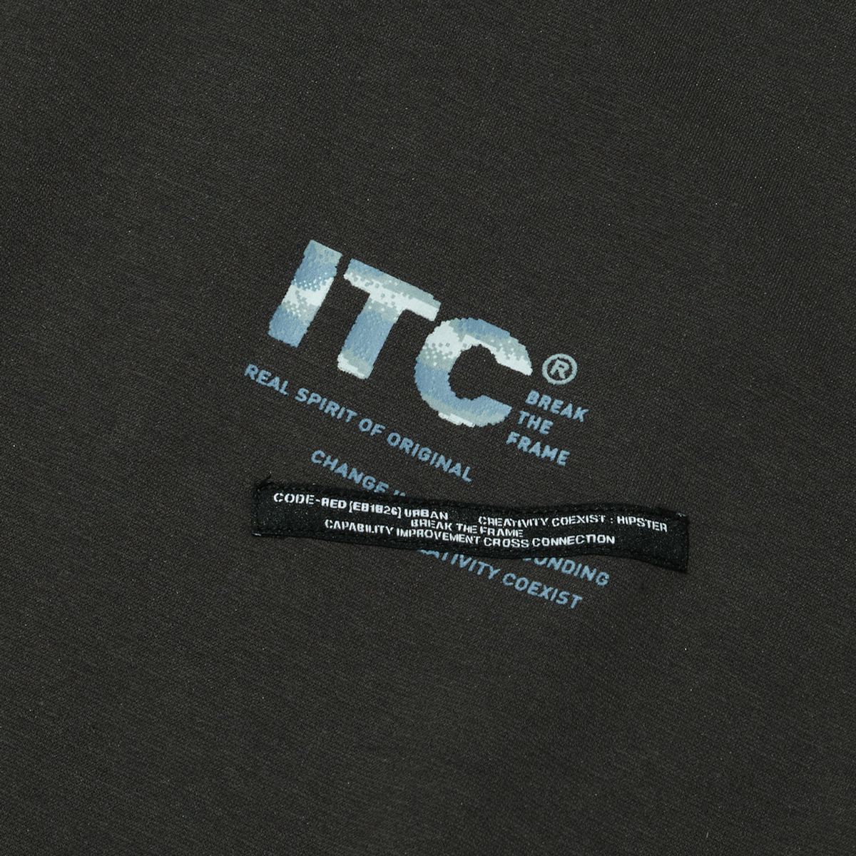 인터크루(INTERCREW) 픽셀 레터링 라벨 레이어링 반팔 티셔츠 D그레이 ITA2TM08ADG