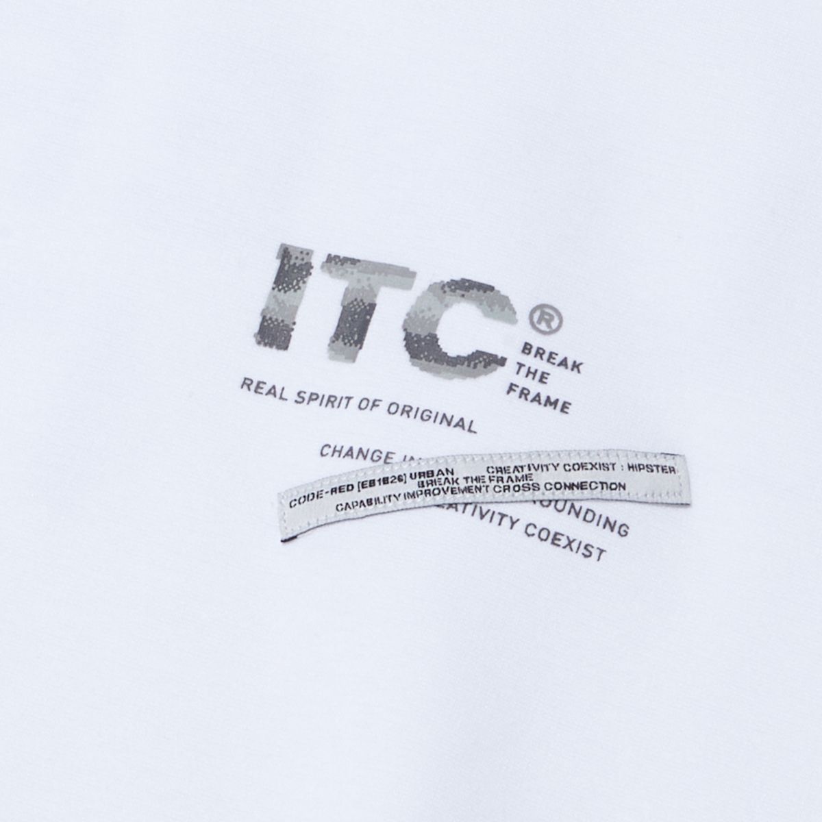 인터크루(INTERCREW) 픽셀 레터링 라벨 레이어링 반팔 티셔츠 화이트 ITA2TM08AWH
