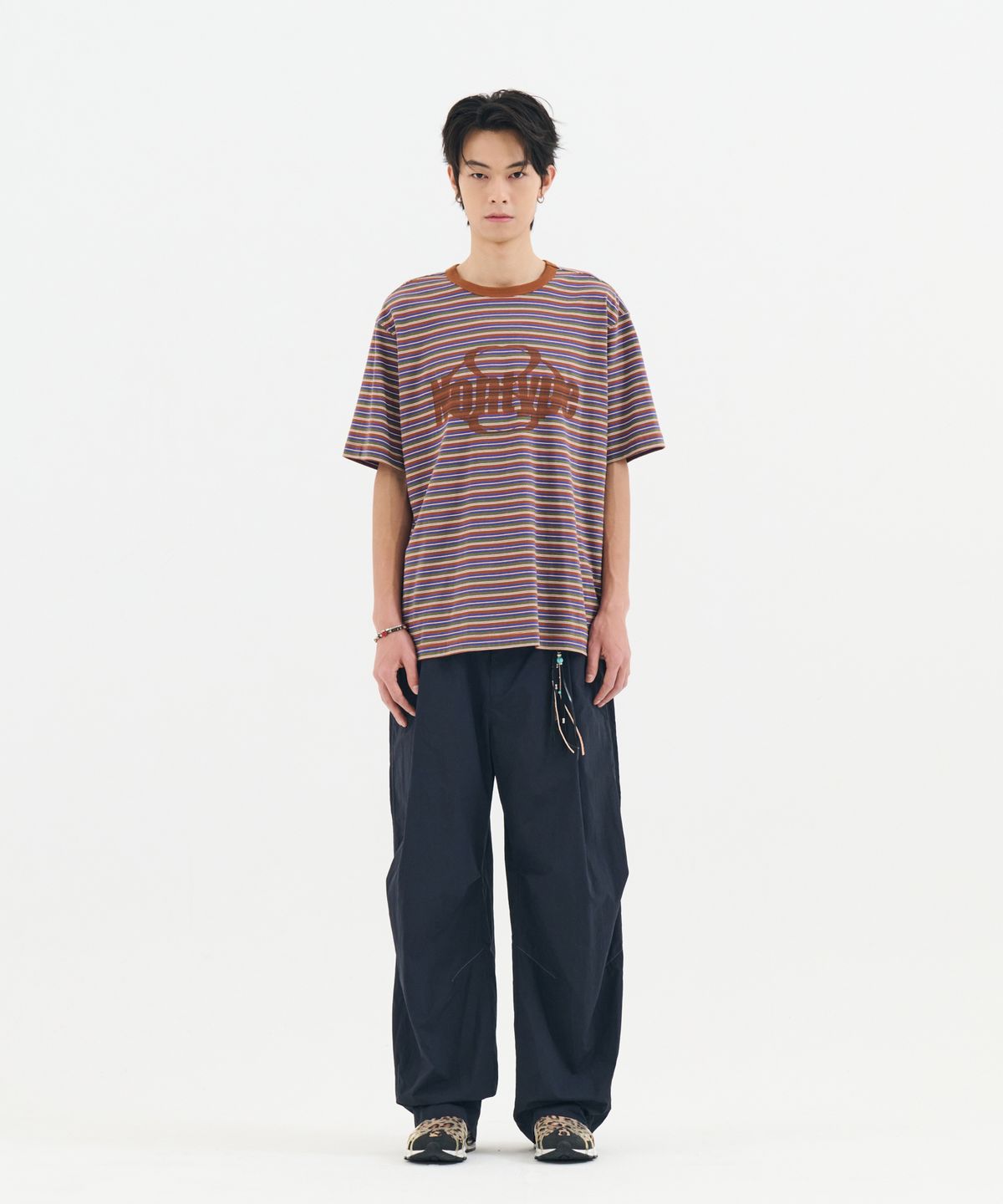 논타입(NONTYPE) STRIPED LOGO GRAPHIC T-SHIRT (BROWN)