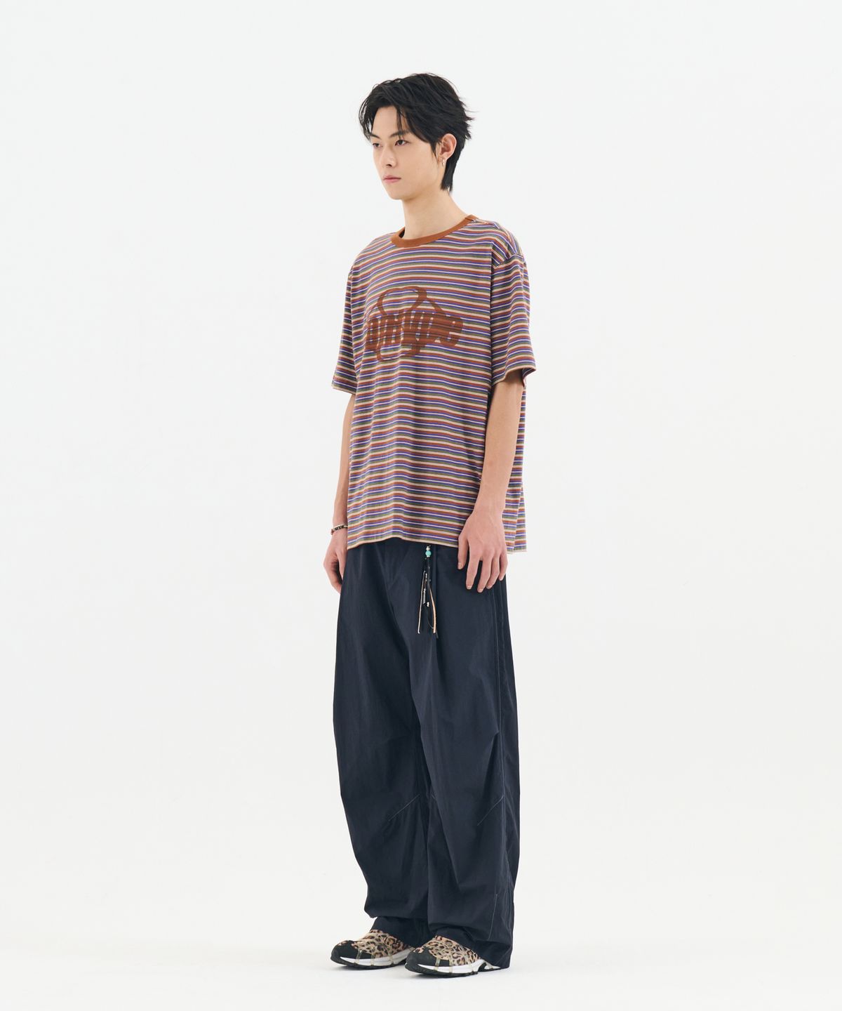 논타입(NONTYPE) STRIPED LOGO GRAPHIC T-SHIRT (BROWN)