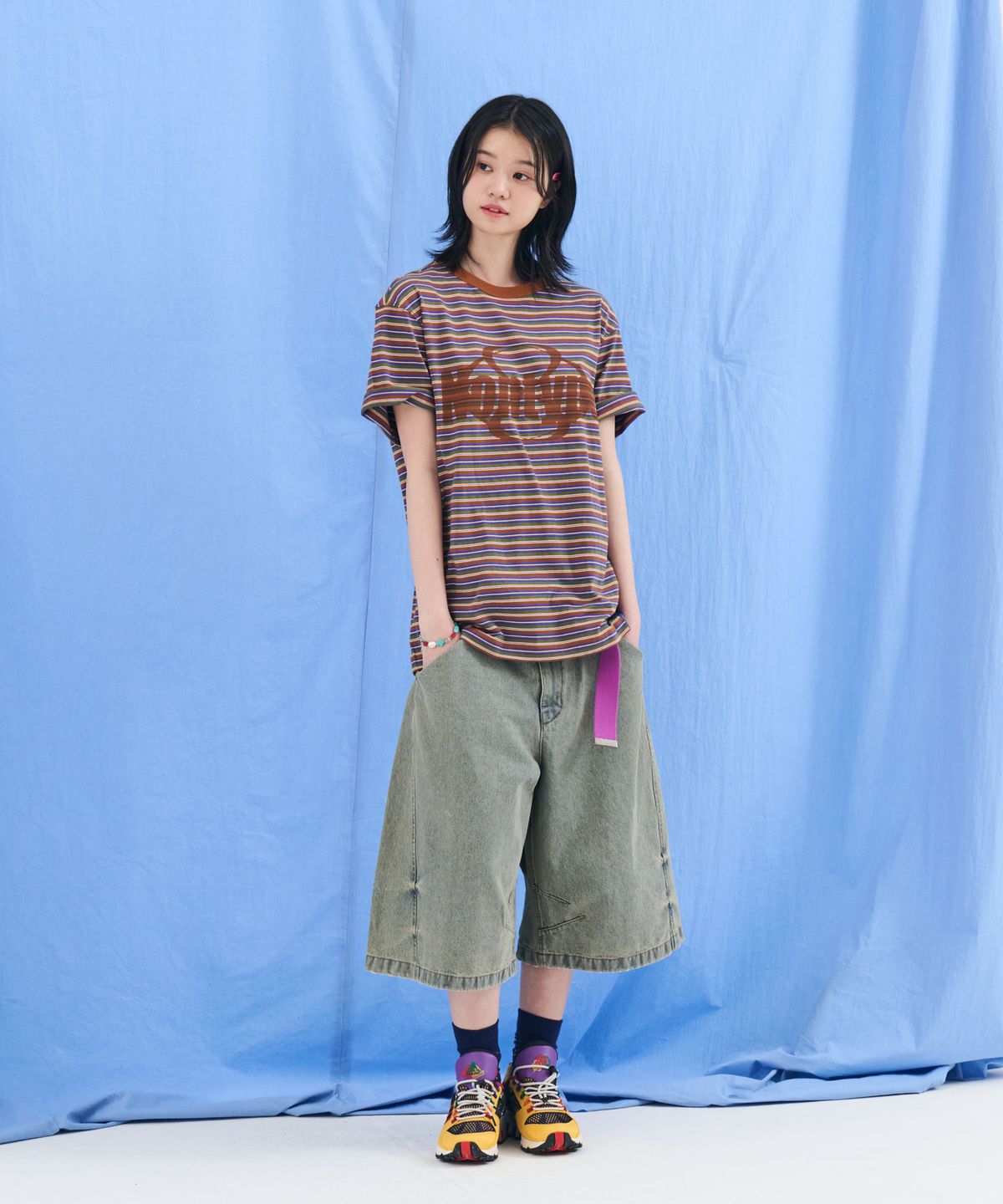논타입(NONTYPE) STRIPED LOGO GRAPHIC T-SHIRT (BROWN)