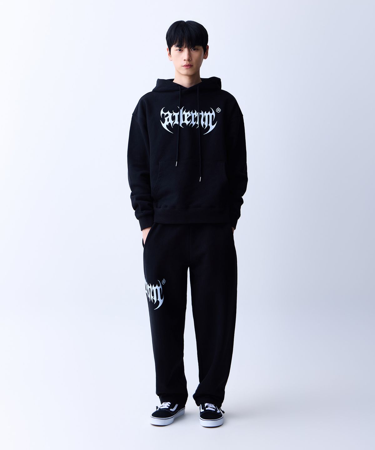 에이던엠(ADERNM) 다크뱃 로고 스웨트 밴딩팬츠 블랙