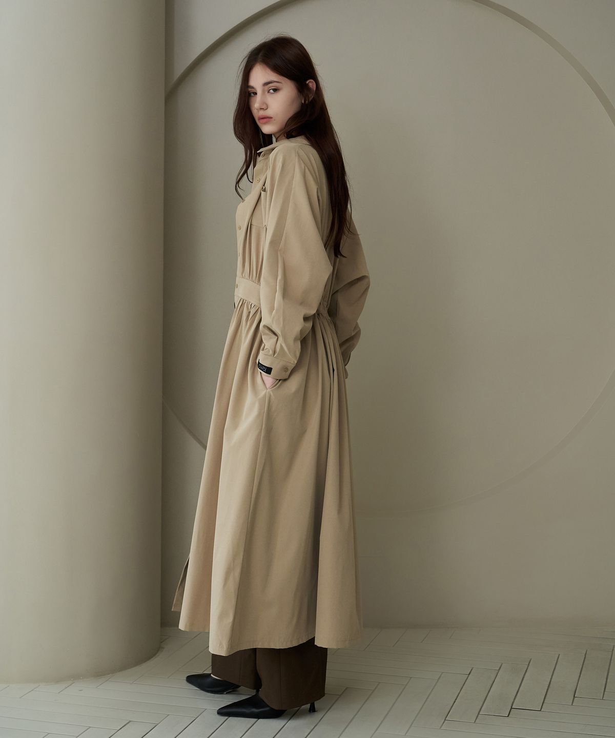 디자인오월(DESIGNOWOL) 카라 셔링롱 맥시 원피스_베이지