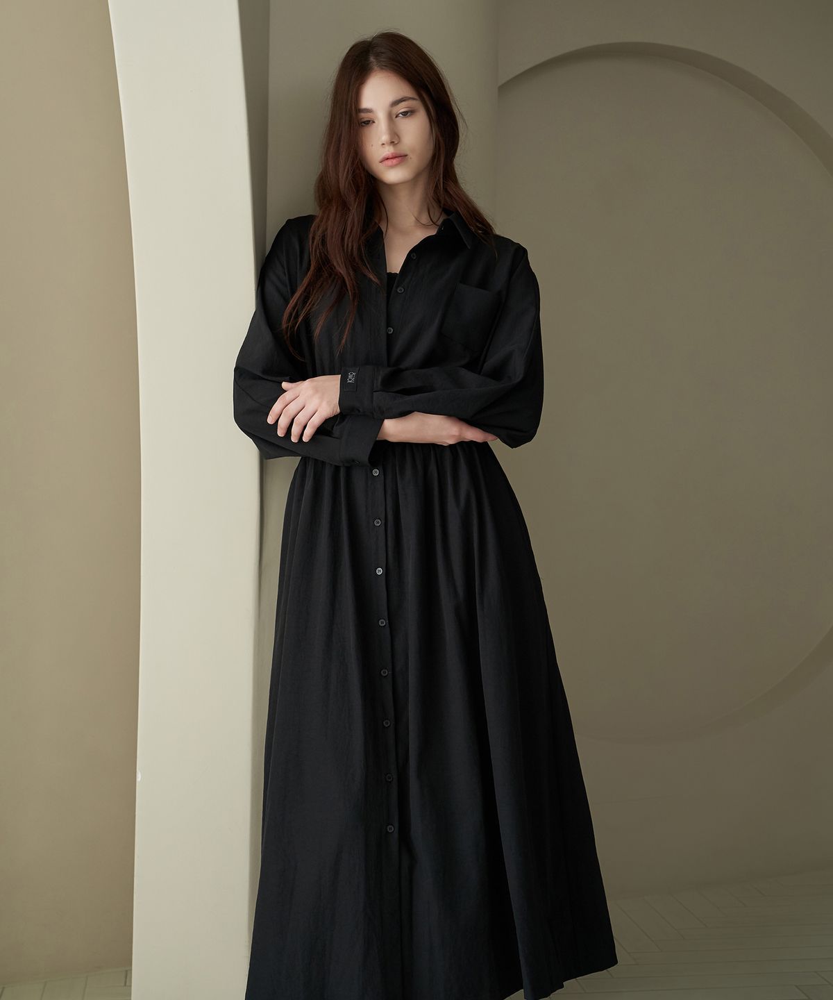 디자인오월(DESIGNOWOL) 카라 셔링롱 맥시 원피스_블랙