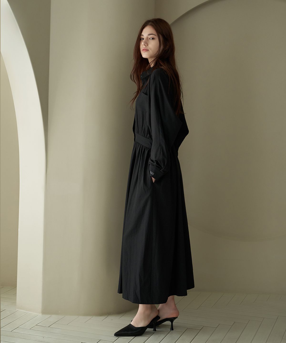 디자인오월(DESIGNOWOL) 카라 셔링롱 맥시 원피스_블랙