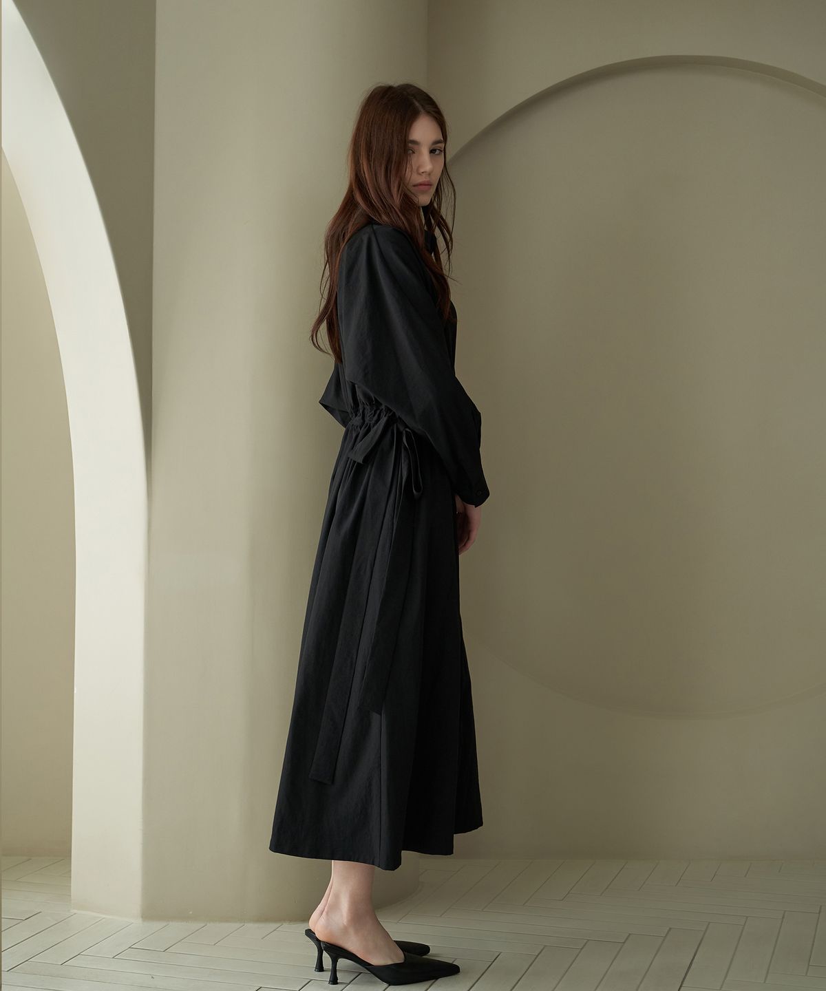디자인오월(DESIGNOWOL) 카라 셔링롱 맥시 원피스_블랙