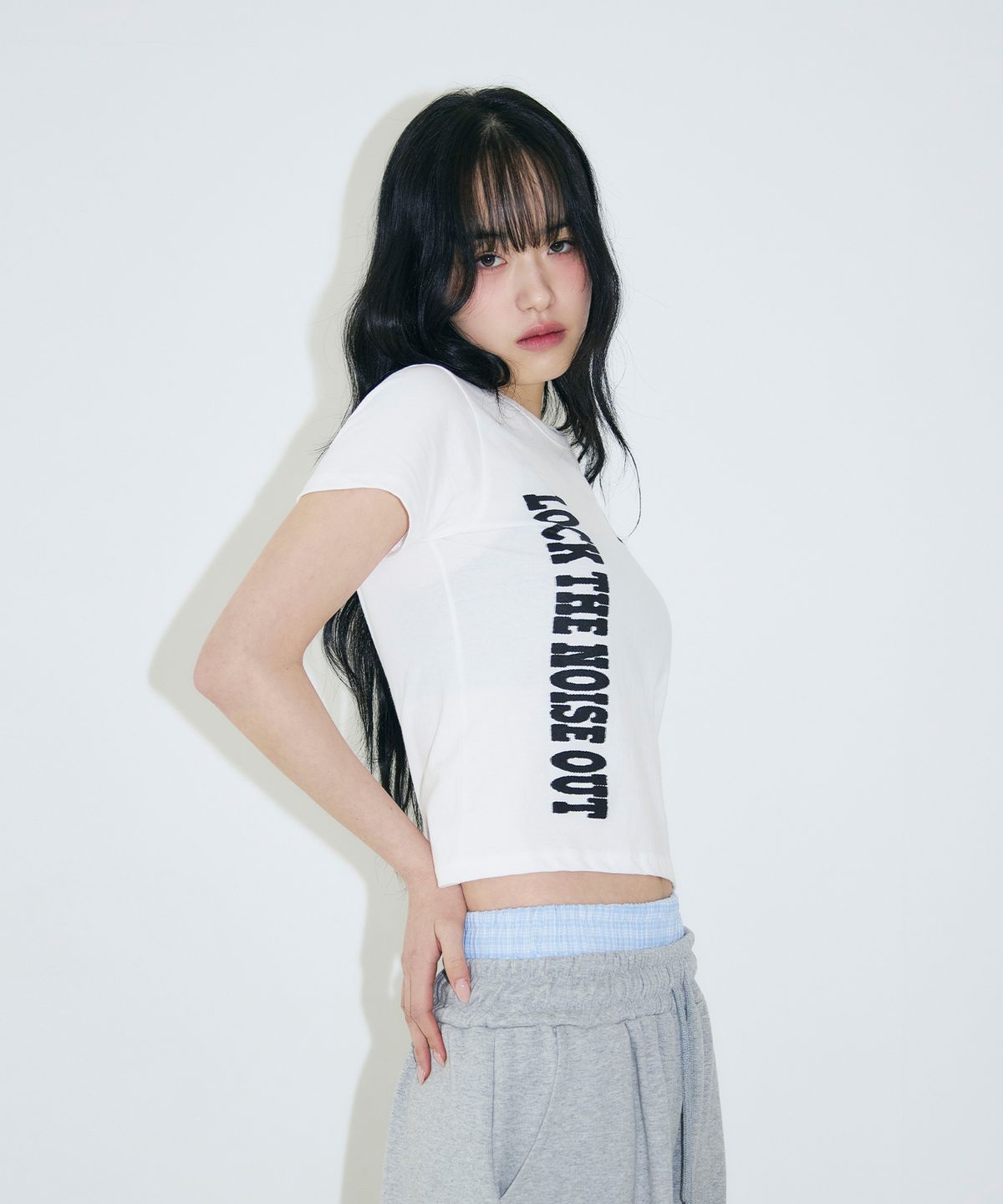 슬릭글로우(SLEEKGLOW) 언락 세미 크롭 티셔츠[화이트]