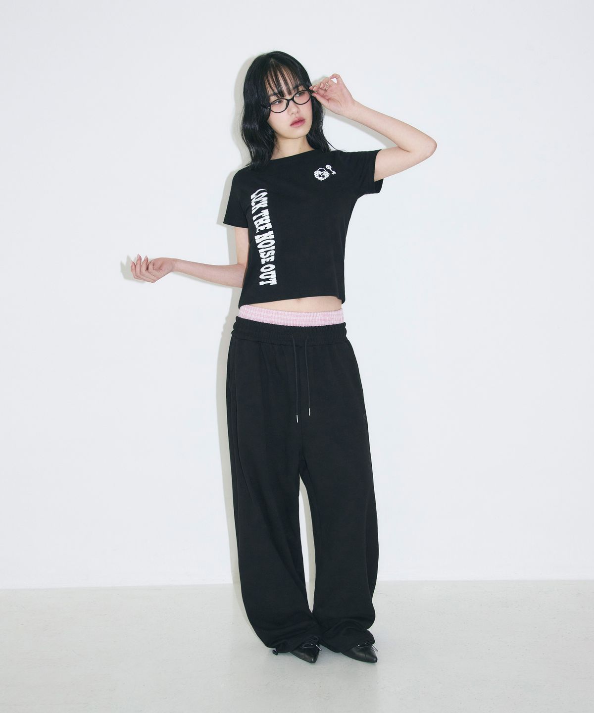 슬릭글로우(SLEEKGLOW) 언락 세미 크롭 티셔츠[블랙]