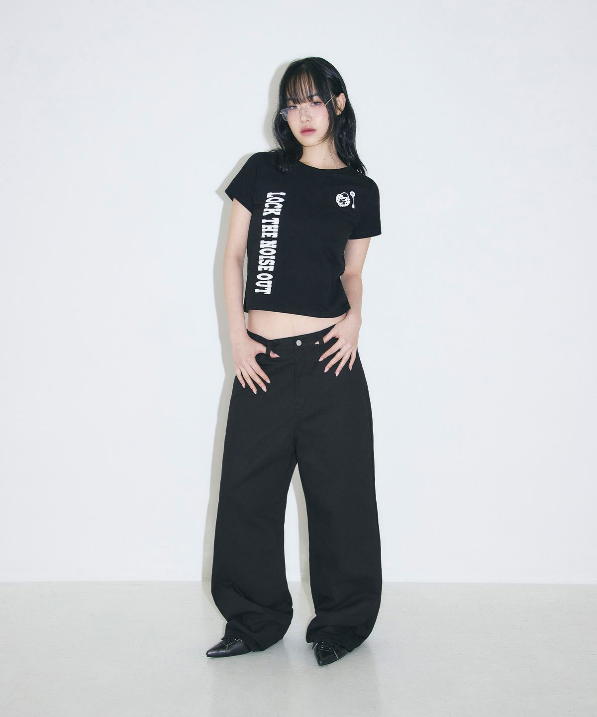 슬릭글로우(SLEEKGLOW) 언락 세미 크롭 티셔츠[블랙]