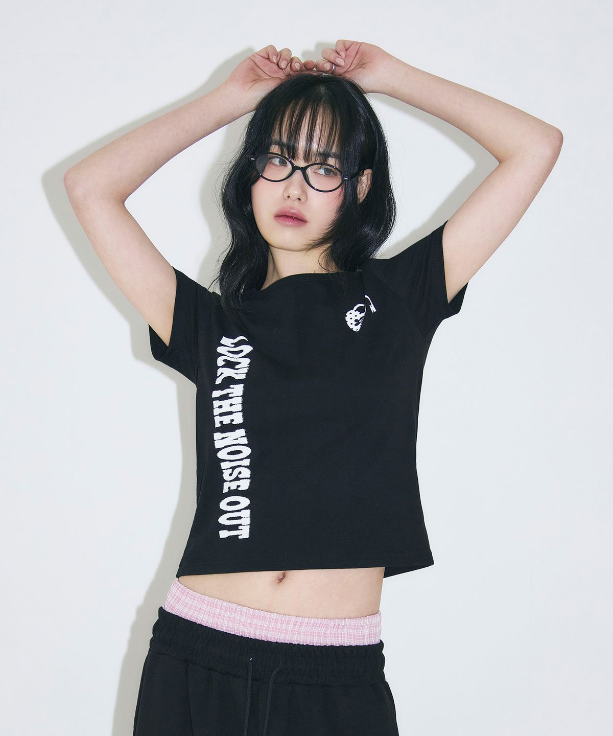 슬릭글로우(SLEEKGLOW) 언락 세미 크롭 티셔츠[블랙]