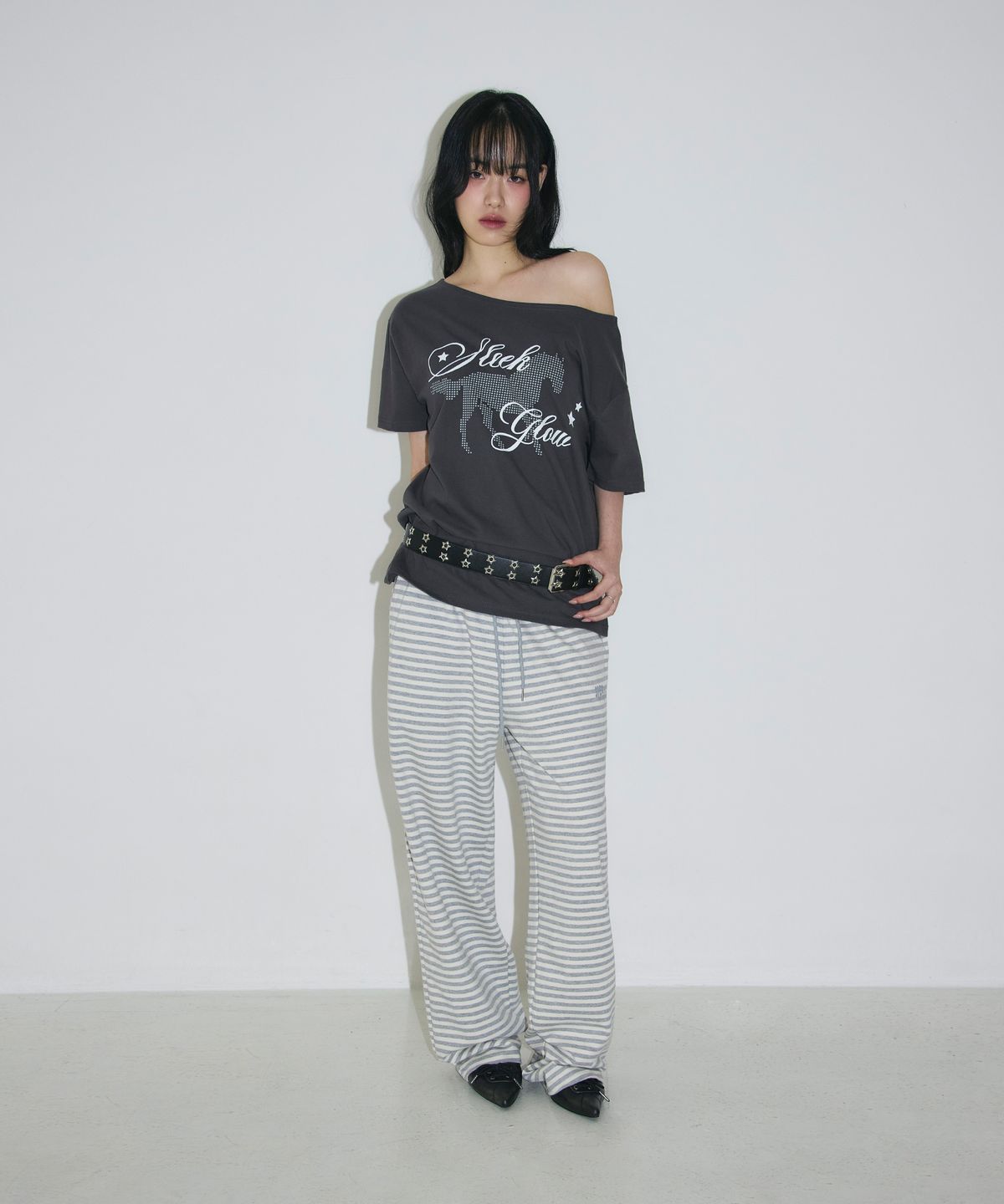 슬릭글로우(SLEEKGLOW) 홀스 원숄더 티셔츠[차콜]