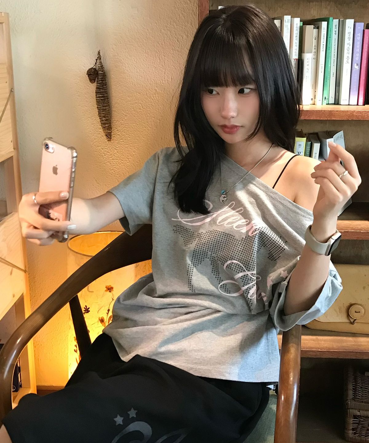 슬릭글로우(SLEEKGLOW) 홀스 원숄더 티셔츠[그레이]