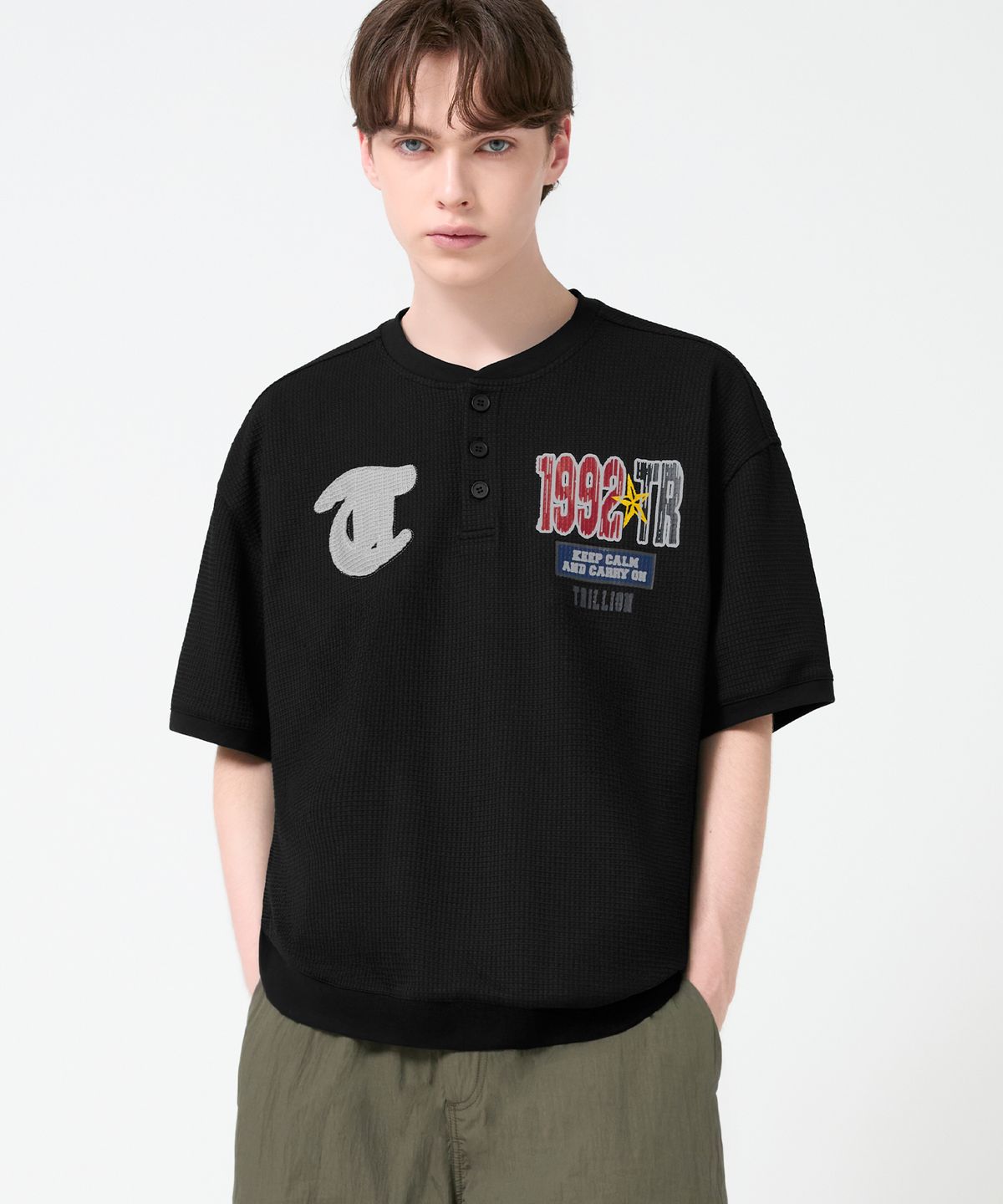 트릴리온(TRILLION) 와펜 헨리넥 그래픽 반팔티_블랙